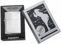 Zippo 1935 Replica Brushed Chrome W/Slashes Lighter -Camping Salgsbutik 72600065 2